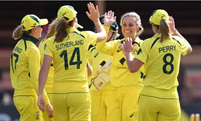 When an Indigenous cricketer criticizes Ashleigh Gardner, her teammates stand by her.